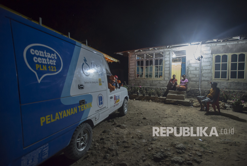 Sejumlah warga berada di teras rumahnya yang sudah teraliri listrik di Desa Lifuleo, Dusun Panaf, Kabupaten Kupang, Nusa Tenggara Timur, Kamis (20/7) malam.