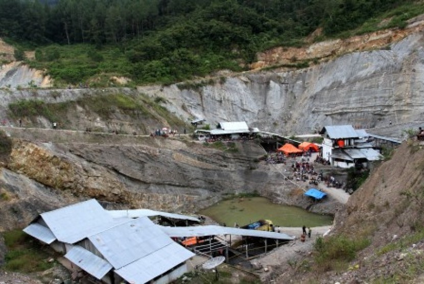 Sejumlah warga berada menyaksikan pencarian korban tambang batu bara di Kota Sawahlunto, Sumbar.