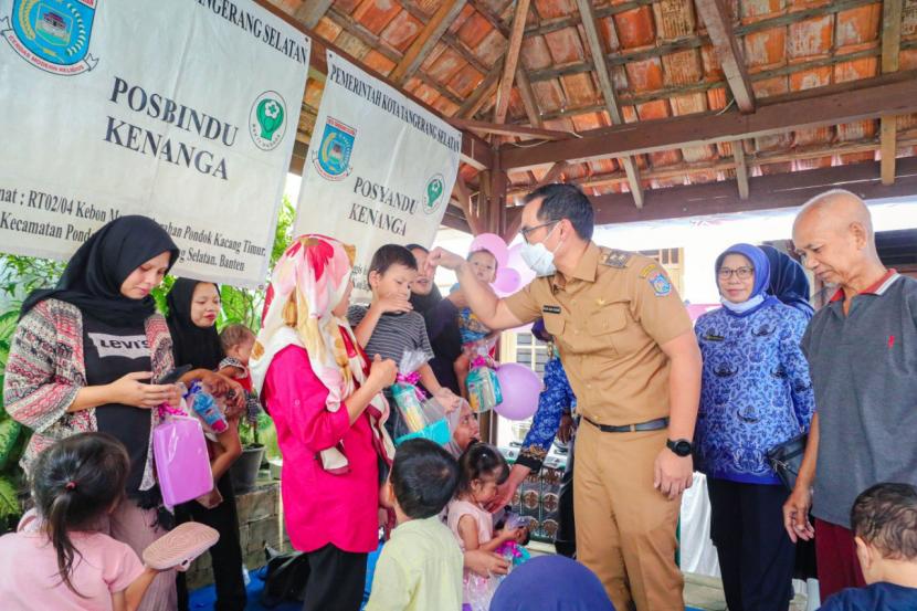 Angka kasus stunting di Kota Tangerang Selatan (Tangsel), Banten masih tinggi. Pemerintah Kota Tangsel tengah gencar membentuk pos gizi di seluruh kelurahan di Tangsel sebagai upaya menekan angka kasus stunting melalui pendeteksian awal.