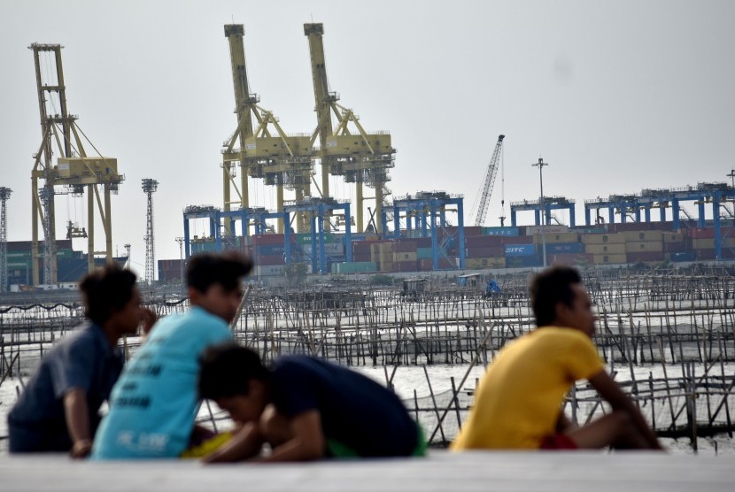 Sejumlah warga beraktivitas dengan latar belakang aktivitas bongkar muat peti kemas di Pelabuhan Tanjung Emas, Semarang, Jawa Tengah, Senin (2/10). Berdasarkan data Badan Pusat Statistik (BPS), neraca perdagangan Indonesia pada Agustus 2017 mencapai surplus sebesar 1,72 miliar dollar AS, sementara secara kumulatif sepanjang Januari-Agustus 2017 mencetak surplus 9,11 miliar dollar AS. 