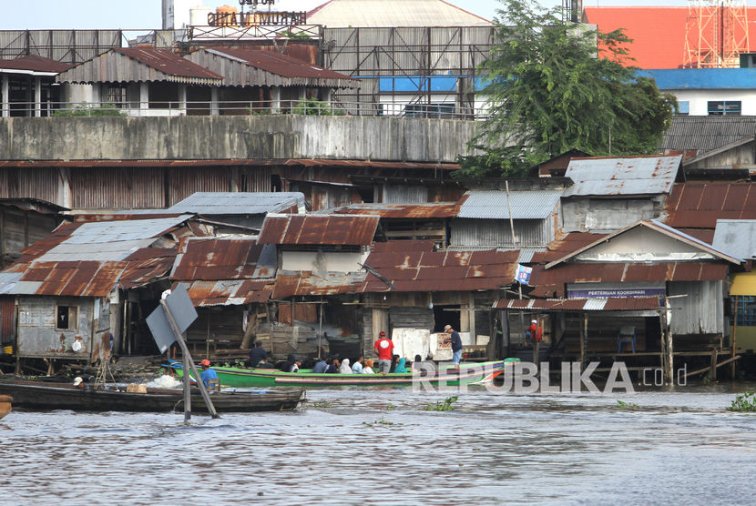 Sejumlah warga beraktivitas di bantaran sungai Martapura di kawasan pasar lima Banjarmasin, Kalimantan Selatan.