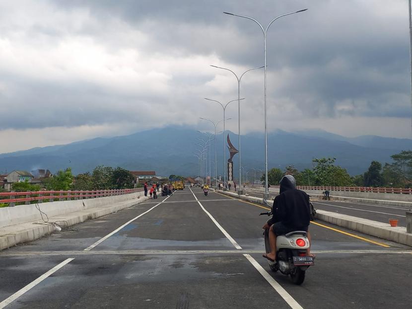 Sejumlah warga beraktivitas di Jembatan Ciloseh, Jalan Lingkar Utara, Kota Tasikmalaya, Jawa Barat, Kamis (26/1/2023). 