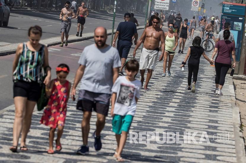 Sejumlah warga beraktivitas di kawasan pantai Copacabana, Rio de Janerio, Brasil, Ahad (5/4). Kebanyakan dari warga yang terbunuh di Rio berkulit berwarna atau birasial. Ilustrasi.