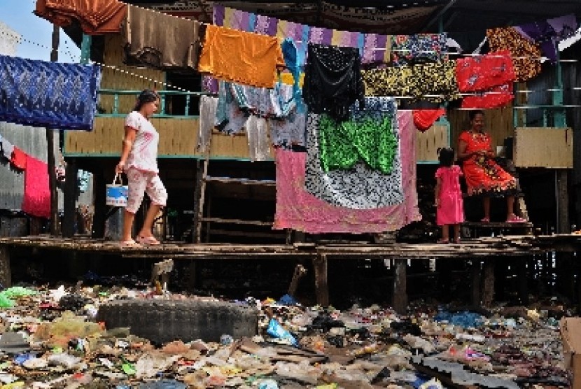   Sejumlah warga beraktivitas di pemukiman Kampung Nelayan Paotere, Makassar, Sulawesi Selatan
