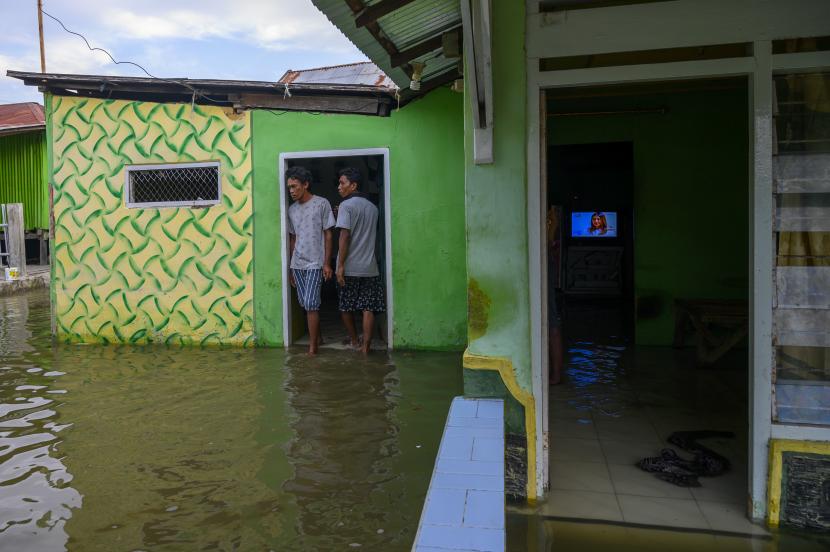 Sejumlah warga beraktivitas di rumahnya yang digenangi air akibat banjir rob (ilustrasi)