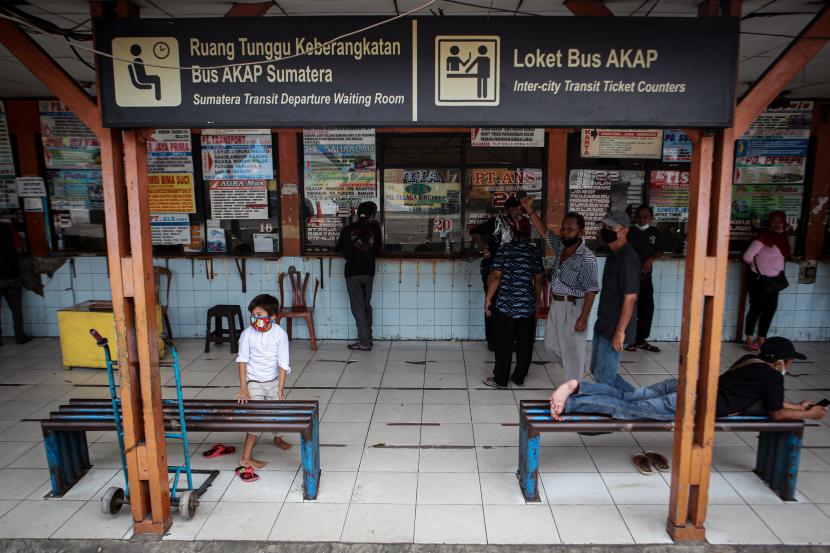 Terminal Kalideres di Jakarta Barat menyiapkan enam bus untuk mengangkut pemudik positif COVID-19 berdasarkan hasil tes usap antigen.