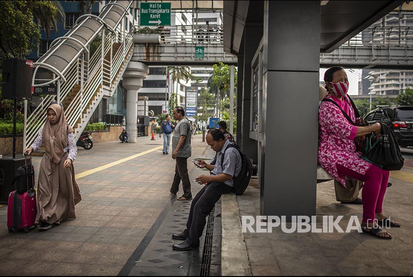 Sejumlah warga beraktivitas di trotoar Jalan Sudirman, Jakarta.(Aprillio Akbar/Antara)