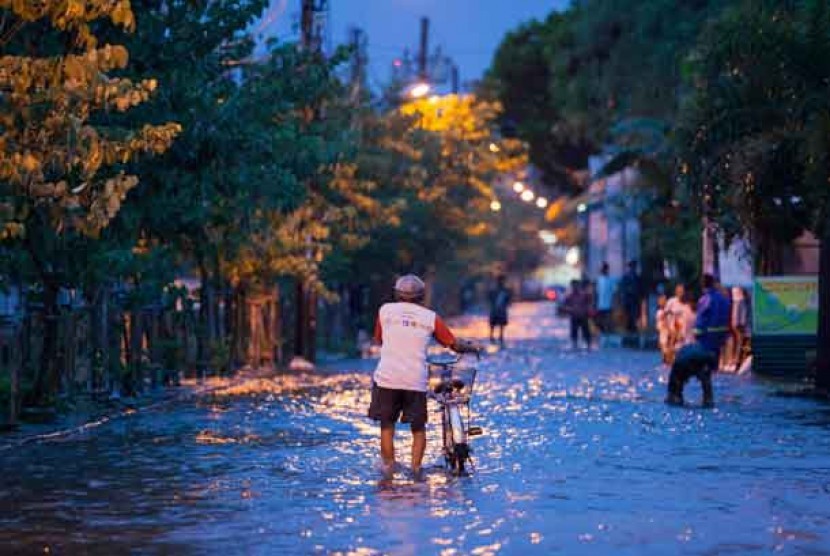  Sejumlah warga beraktivitas ketika terjadi banjir dari air sungai yang meluap di Batikan, Umbulharjo, Yogyakarta, Kamis (13/6). 