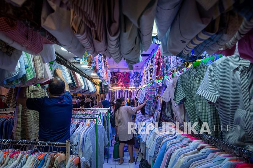 Sejumlah warga berbelanja pakaian bekas impor di Blok 3 Pasar Senen, Jakarta. Pusat pakaian bekas di Pasar Senen, Jakarta Pusat dipadati warga untuk habiskan libur.