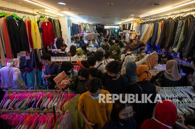 Sejumlah warga berbelanja pakaian bekas impor di Blok 3 Pasar Senen, Jakarta, Senin (10/5/2021). Sejumlah pedagang setempat mengaku penjualan pakaian bekas impor seharga Rp20.000-Rp100.000 per buah tersebut mengalami kenaikan permintaan 50-100 persen selama sepekan terakhir menjelang Lebaran.