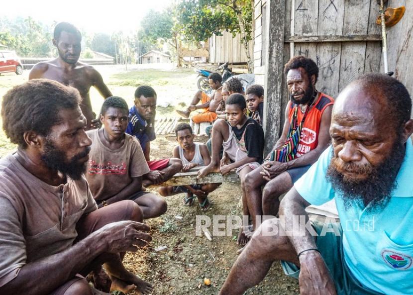 Sejumlah warga berbincang-bincang di Gudang Garam, Skanto, Keerom, Papua, Kamis (27/8/20). 