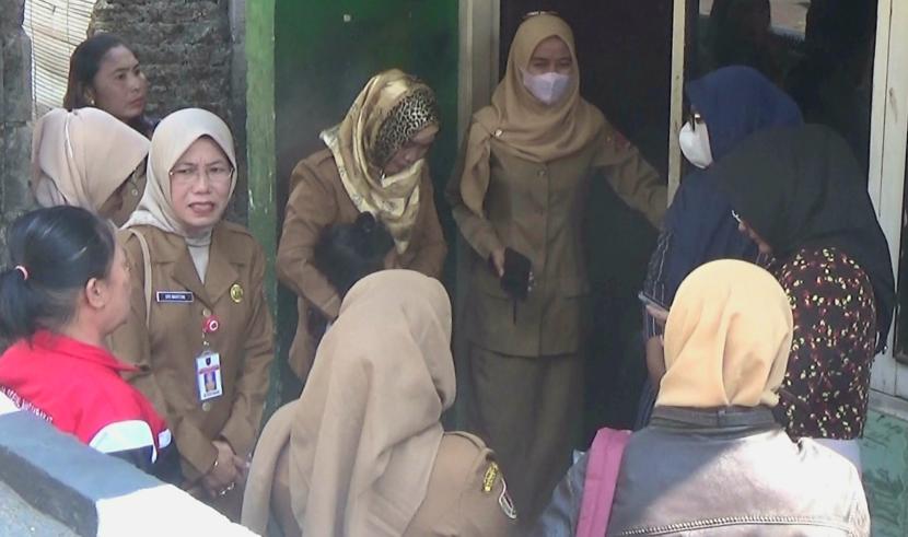  Sejumlah warga berdatangan untuk bertakziah ke rumah duka AA (22), ibu muda korban kekerasan dalam rumah tangga (KDRT) yang berujung kematian, di lingkungan Sendangguwo Selatan Kelurahan Sendangguwo, Kecamatan Tembalang, Kota Semarang, Senin (28/8).