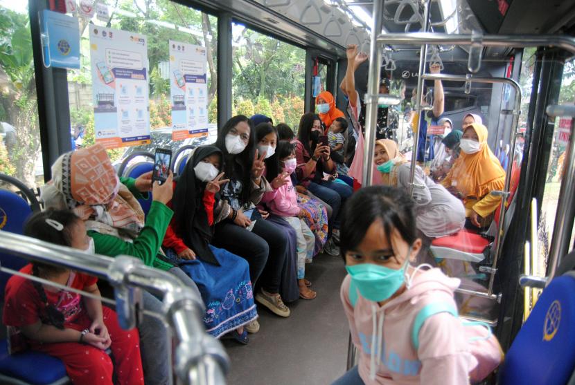 Warga saat menjajal naik Biskita Transpakuan Bogor Koridor 1 rute Parung Banteng-Air Mancur di jalan Kolonel Ahmad Syam 2, Kota Bogor, Jawa Barat, Ahad (28/11/2021). 