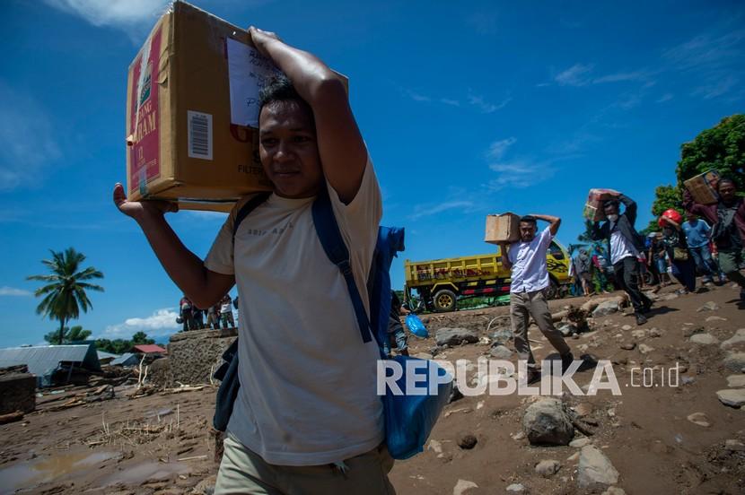 Sejumlah warga bergotong royong memindahkan bantuan logistik dari sejumlah lembaga dan pemerintah untuk korban banjir bandang di Adonara Timur, Kabupaten Flores Timur, Nusa Tenggara Timur (NTT). Presiden Joko Widodo (Jokowi) mengirim sebanyak 28 ribu paket sembako untuk korban bencana siklon tropis Seroja di NTT dan NTB. Sekretaris Pribadi Presiden Jokowi, Anggit Noegroho, mengatakan bahwa pengiriman bantuan ini dikoordinasikan dengan Panglima TNI Marsekal Hadi Tjahjanto. 