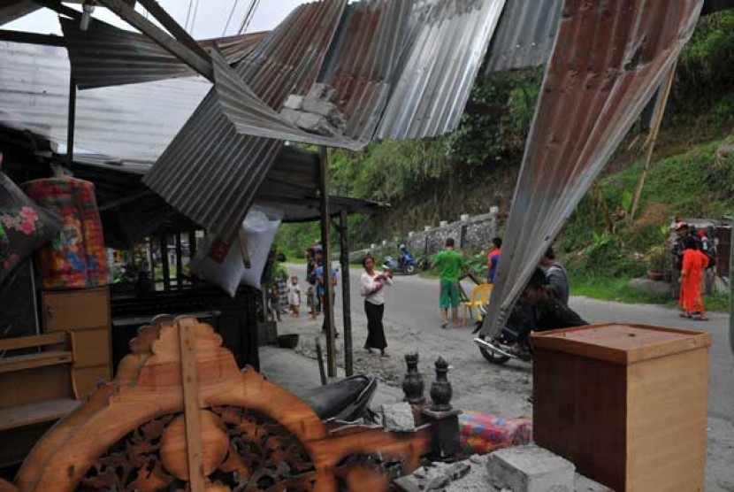   Sejumlah warga berhamburan keluar rumah menyusul gempa bumi di desa Lampahan, Bener Meriah, Aceh, Selasa (2/7).