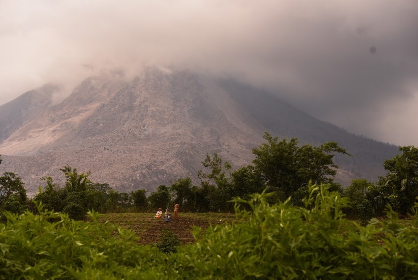 Sejumlah warga beristirahat usai memeriksa tanaman pertanian mereka di Desa Gamber, Karo, Sumatera Utara, Jumat (5/6).(Antara Foto/Zabur Karuru)