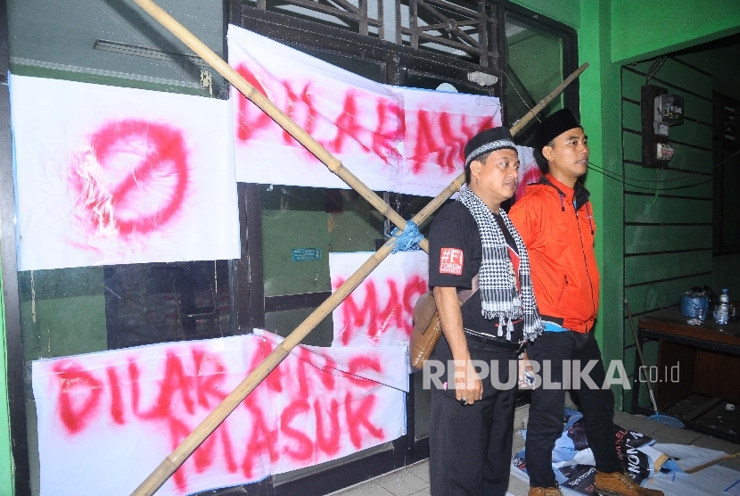  Sejumlah warga berjaga didepan Kantor DPC PPP Jagakarsa, Jakarta Selatan, Senin (17/4) malam.