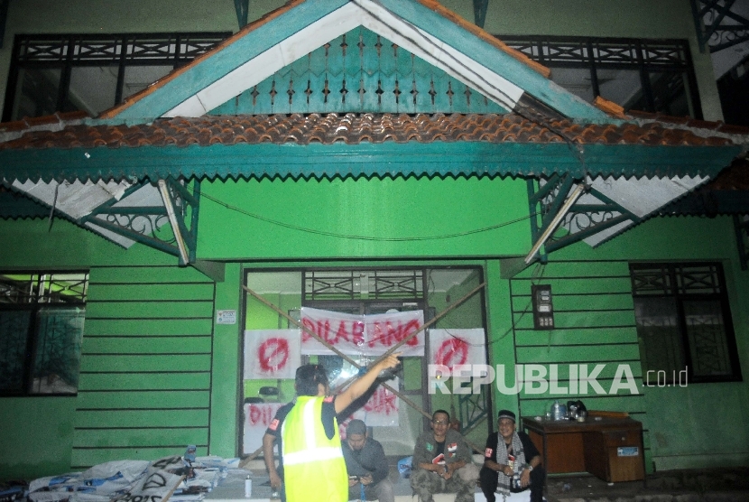 Sejumlah warga berjaga didepan Kantor DPC PPP Jagakarsa, Jakarta Selatan, Senin (17/4) malam.