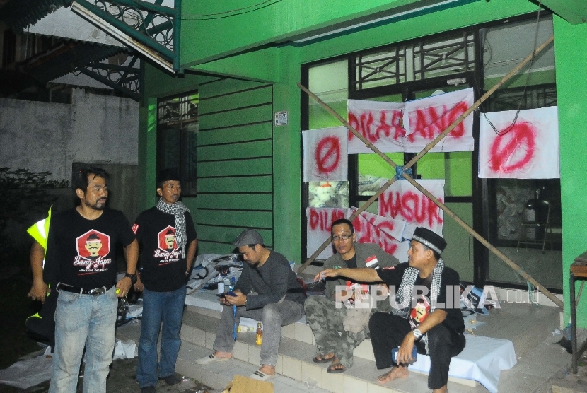 Sejumlah warga berjaga didepan Kantor DPC PPP Jagakarsa, Jakarta Selatan, Senin (17/4) malam.