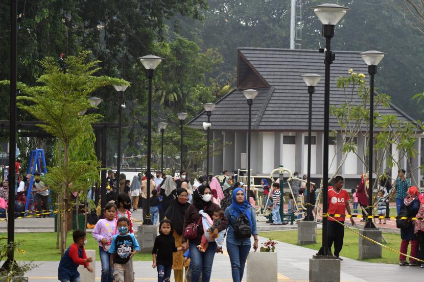 Sejumlah warga berjalan di Alun-Alun Kota Bogor, Jawa Barat. Kawasan Alun-Alun Kota Bogor makin semrawut karena parkir liar kendaraan.