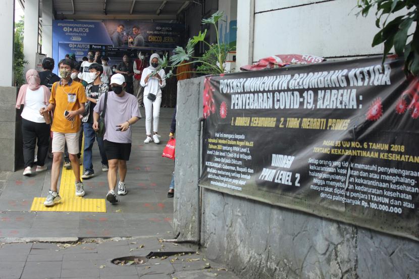 Sejumlah warga berjalan di kawasan Stasiun Sudirman, Jakarta.