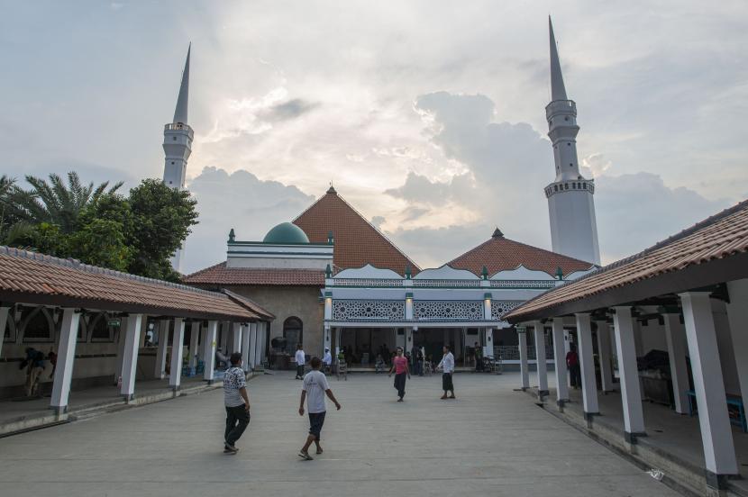 Sejumlah warga berjalan di kompleks Masjid Jamik Keramat Luar Batang yang direvitalisasi di Penjaringan, Jakarta, Jumat (26/3/2021). Revitalisasi yang dilakukan Pemerintah Provinsi DKI Jakarta itu saat ini telah mencapai sekitar 75 persen dan ditargetkan selesai pada April atau Ramadhan 2021.