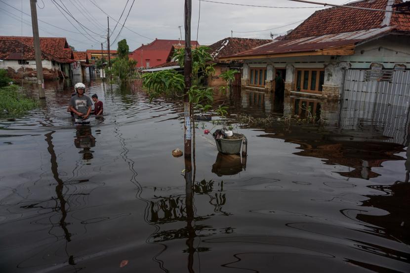 Sejumlah warga berjalan melewati banjir rob di Pekalongan, Jawa Tengah (ilustrasi)