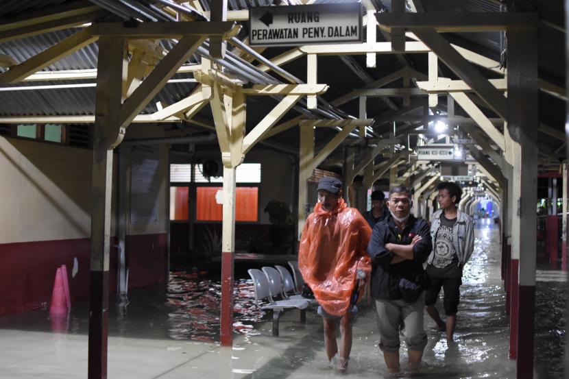 Sejumlah warga berjalan melintasi banjir yang merendam Rumah Sakit Umum Daerah dr Abdul Aziz di Jalan dr Sutomo, Kelurahan Pasiran, Kota Singkawang, Kalimantan Barat (ilustrasi)