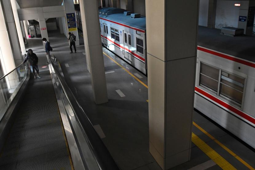 Sejumlah warga berjalan usai turun dari rangkaian kereta rel listrik (KRL) Commuterline berhenti di Stasiun BNI City, Jakarta, Senin (1/8/2022).