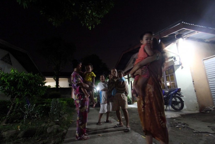 Sejumlah warga berkumpul di luar rumah ketika terjadi gempa di Medan, Sumatra Utara, Senin (16/1) malam.