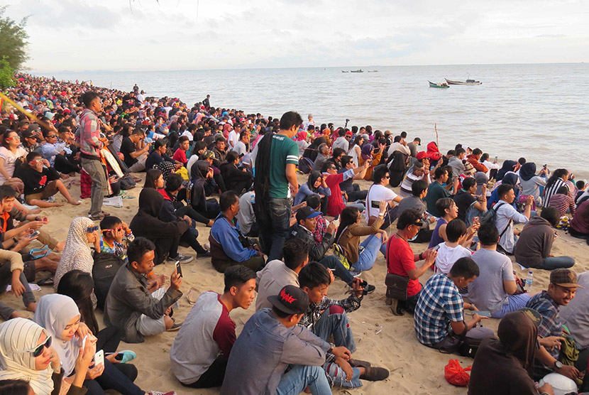 Sejumlah warga berkumpul di tepi pantai untuk menyaksikan gerhana matahari total (GMT) di pantai Terentang, Bangka Tengah , Bangka Belitung, Rabu (9/3).