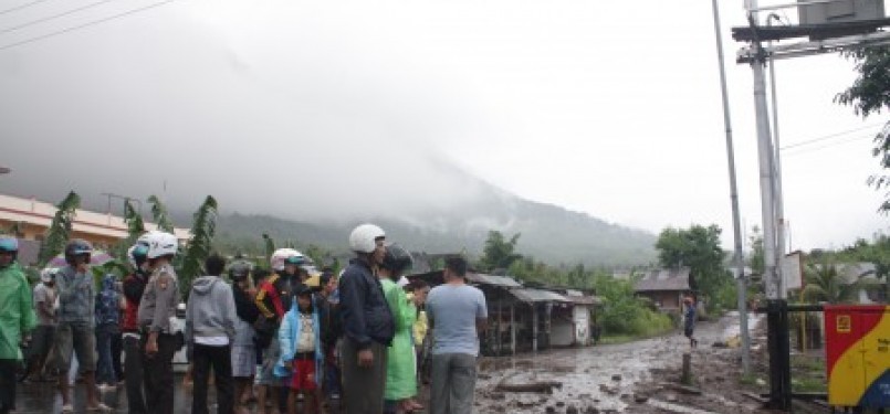 Sejumlah warga berkumpul menyaksikan sisa-sisa abu vulkanik yang dimuntahkan Gunung Gamalama di Ternate, Maluku Utara, Senin (5/12). 