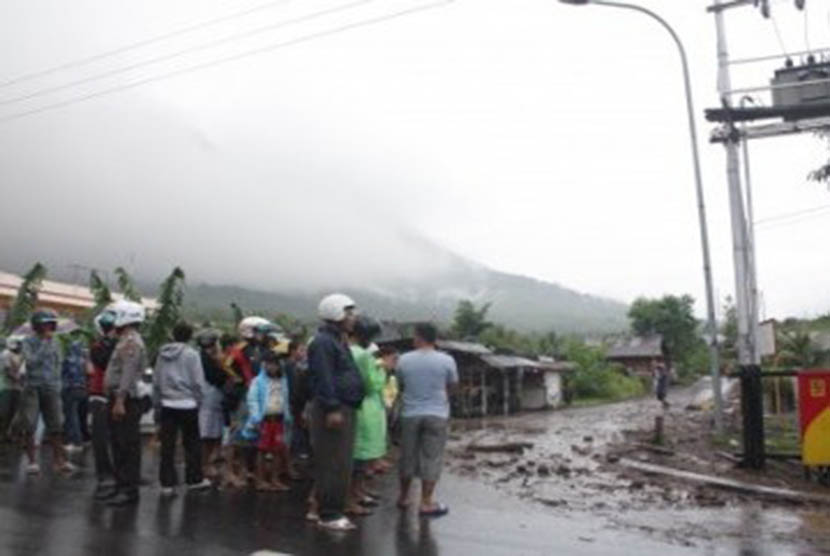 Sejumlah warga berkumpul menyaksikan sisa-sisa abu vulkanik yang dimuntahkan Gunung Gamalama di Ternate, Maluku Utara, Senin (5/12). 