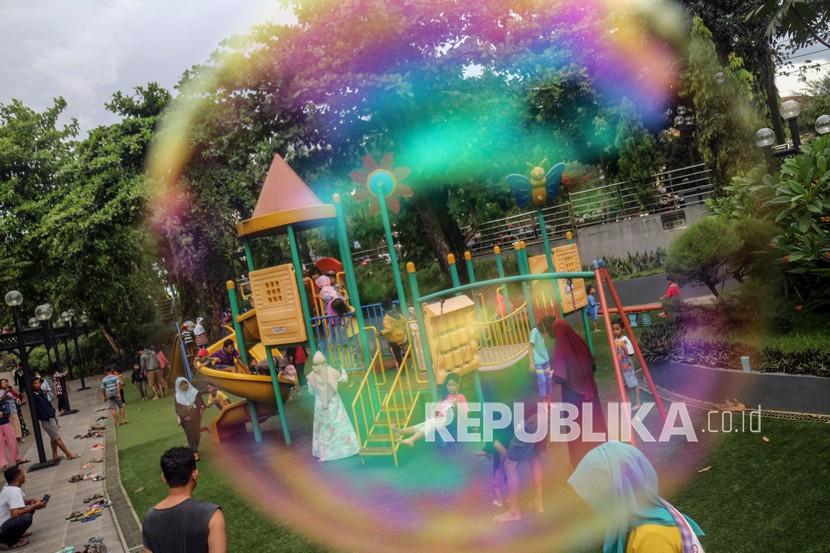 Sejumlah warga bermain di Cibinong Situ Plaza, Kabupaten Bogor, Jawa Barat, Jumat (8/4/2022). 