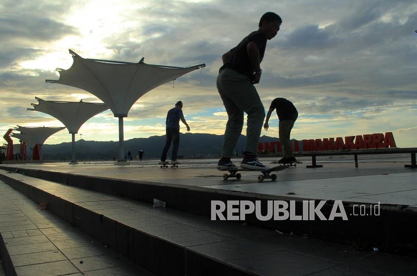 Sejumlah warga bermain skateboard (ilustrasi). Wakil Gubernur DKI Jakarta Ahmad Riza Patria mengatakan, aktivitas olahraga skateboard di trotoar tidak diperbolehkan lantaran sudah tersedia tempat dan menuai protes dari warga. 
