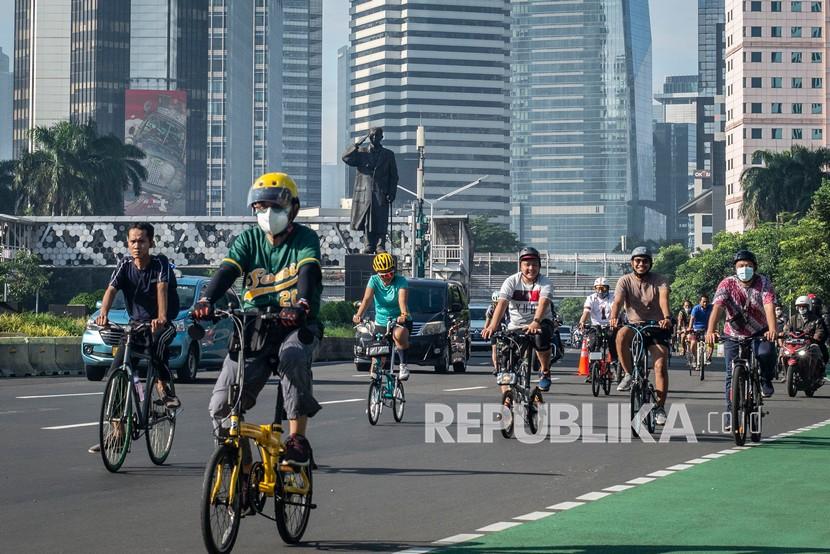Sejumlah warga berolahraga di Jalan Jenderal Sudirman, Jakarta, Ahad (27/3/2022). Libur akhir pekan pada saat penerapan PPKM Level 2 di Ibu Kota dimanfaatkan warga Jakarta dan sekitarnya untuk berolahraga dan berekreasi. 