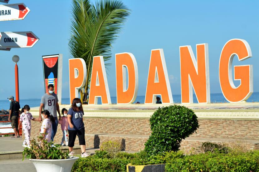 Sejumlah warga berolahraga di pedestrian Pantai Padang, Sumatera Barat, Ahad (25/7/2021). Komite Penanganan COVID-19 dan Pemulihan Ekonomi Nasional (KPC-PEN) kembali menetapkan Kota Padang ke dalam daerah penerapan Pemberlakukan Pembatasan Kegiatan Masyarakat (PPKM) Level IV yang berlaku 26 Juli hingga 8 Agustus 2021. 