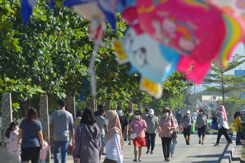 Sejumlah warga berolahraga di pedestrian Pantai Padang, Sumatra Barat, beberapa waktu lalu.. Komite Penanganan Covid-19 dan Pemulihan Ekonomi Nasional (KPC-PEN) kembali menetapkan Kota Padang ke dalam daerah penerapan Pemberlakukan Pembatasan Kegiatan Masyarakat (PPKM) Level IV.