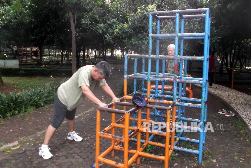 Sejumlah warga berolahraga di taman Tangkubanperahu Jakarta, Rabu (16/3). 