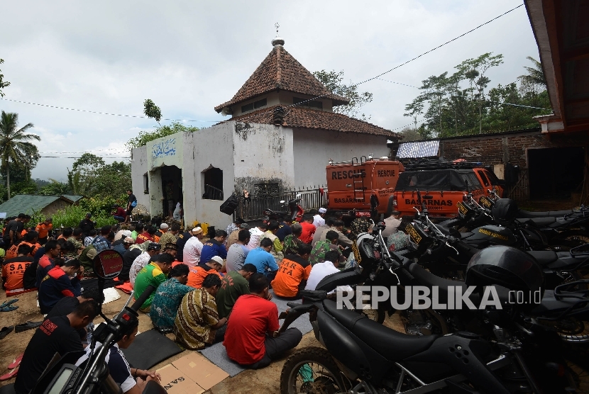 Sejumlah warga bersama relawan melaksanakan shalat Jumat di Masjid Desa Banaran, Kecamatan Pulung, Kabupaten Ponorogo, Jawa Timur, Jumat (7/4).