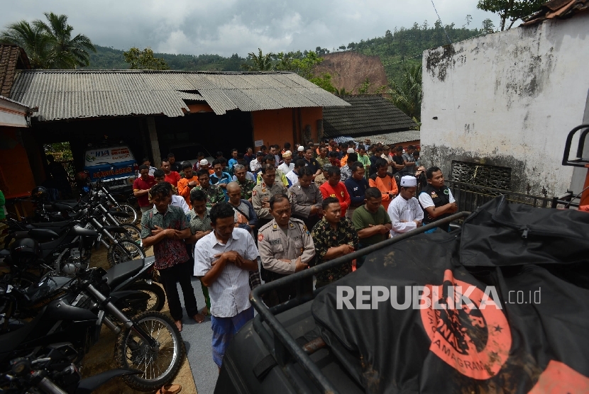 Sejumlah warga bersama relawan melaksanakan shalat Jumat di Masjid Desa Banaran, Kecamatan Pulung, Kabupaten Ponorogo, Jawa Timur, Jumat (7/4).