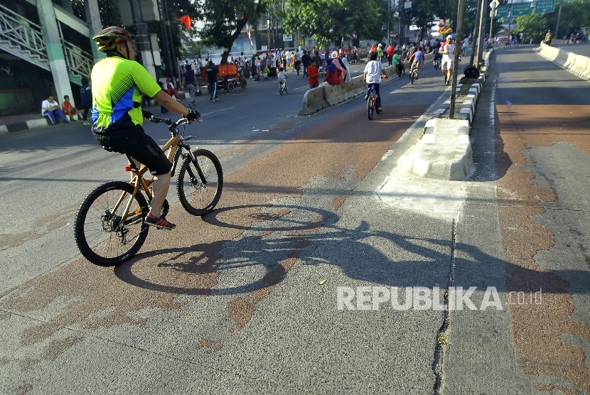   Sejumlah warga bersepeda di area Hari Bebas Kendaraan Bermotor Mampang-Pejaten (BHKB), Jakarta, Ahad (27/8).