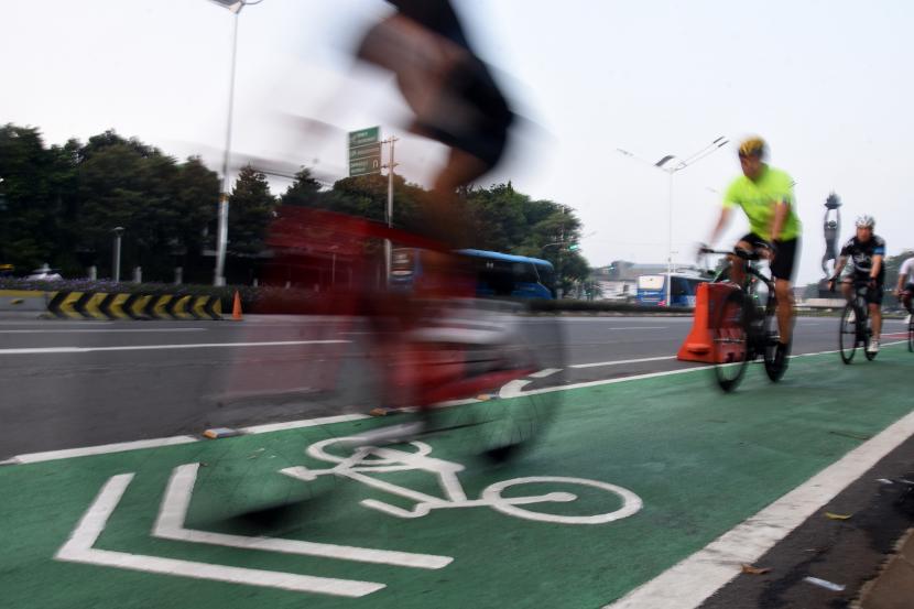 Sejumlah warga bersepeda saat berangkat bekerja menuju kantornya di Jakarta. (ilustrasi)