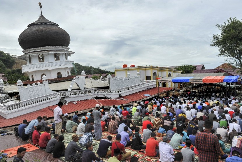 Sejumlah warga bersiap melaksanakan salat Jumat di halaman Masjid Jamik Quba, Pidie Jaya, Aceh, Jumat (9/12). 