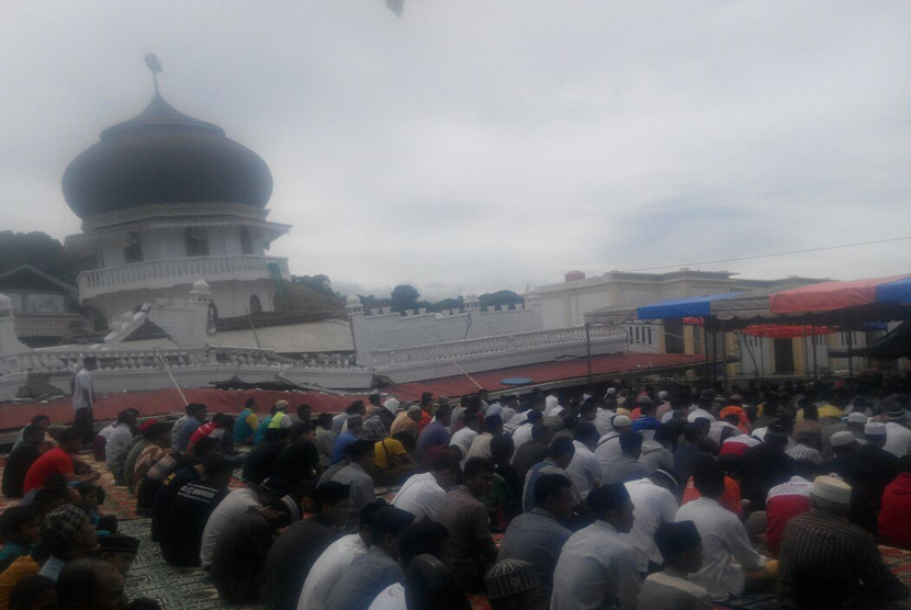 Sejumlah warga bersiap melaksanakan shalat Jumat di halaman Masjid Jamik Quba, Pidie Jaya, Aceh, Jumat (9/12). 