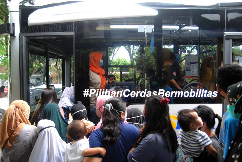 Sejumlah warga bersiap naik Biskita Transpakuan Bogor Koridor 1 rute Parung Banteng-Air Mancur di Shelter Bus, jalan Kolonel Ahmad Syam 2, Kota Bogor, Jawa Barat, Minggu (28/11/2021). Nantinya layanan BTS tersebut bakal hadir di Kota Depok.