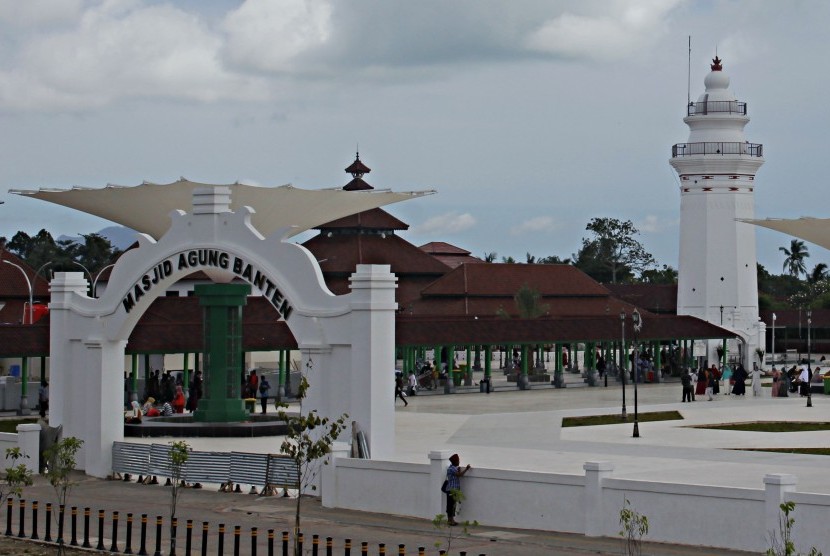 Saat Raja-Raja di Jawa Berburu Gelar Sultan. Foto: Sejumlah warga berwisata di komplek Mesjid Agung Kesultanan Banten di Kasemen, Serang, Senin (25/3/2019).