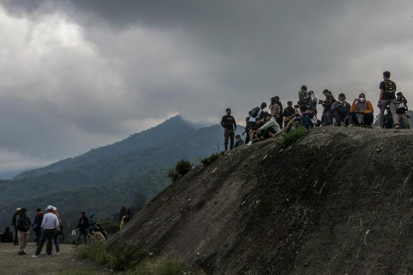 Sejumlah warga berwisata di tebing Puncak Pass, Cianjur, Kabupaten Bogor, Jawa Barat.