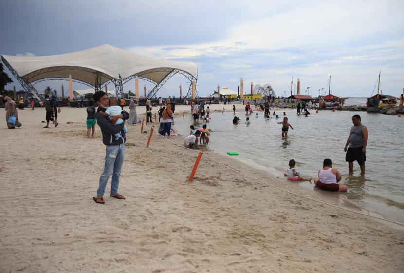 Sejumlah warga berwisata ke Pantai Karnaval, Ancol, Jakarta, Sabtu (25/12/2021). Kawasan Pantai Ancol merupakan salah satu objek wisata yang kerap menjadi tujuan wisatawan saat mengisi waktu liburan natal dan tahun baru.