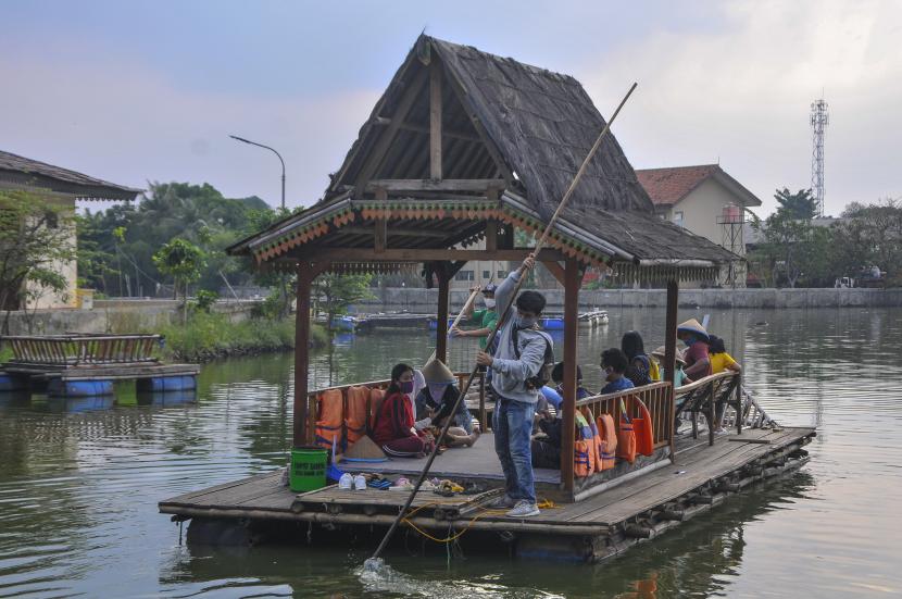 Sejumlah warga berwisata menggunakan perahu di Situ Rawa Gede, Bojong Menteng, Bekasi. Pelaku usaha antusias menyambut rencana pembukaan wisata Bekasi. Ilustrasi.